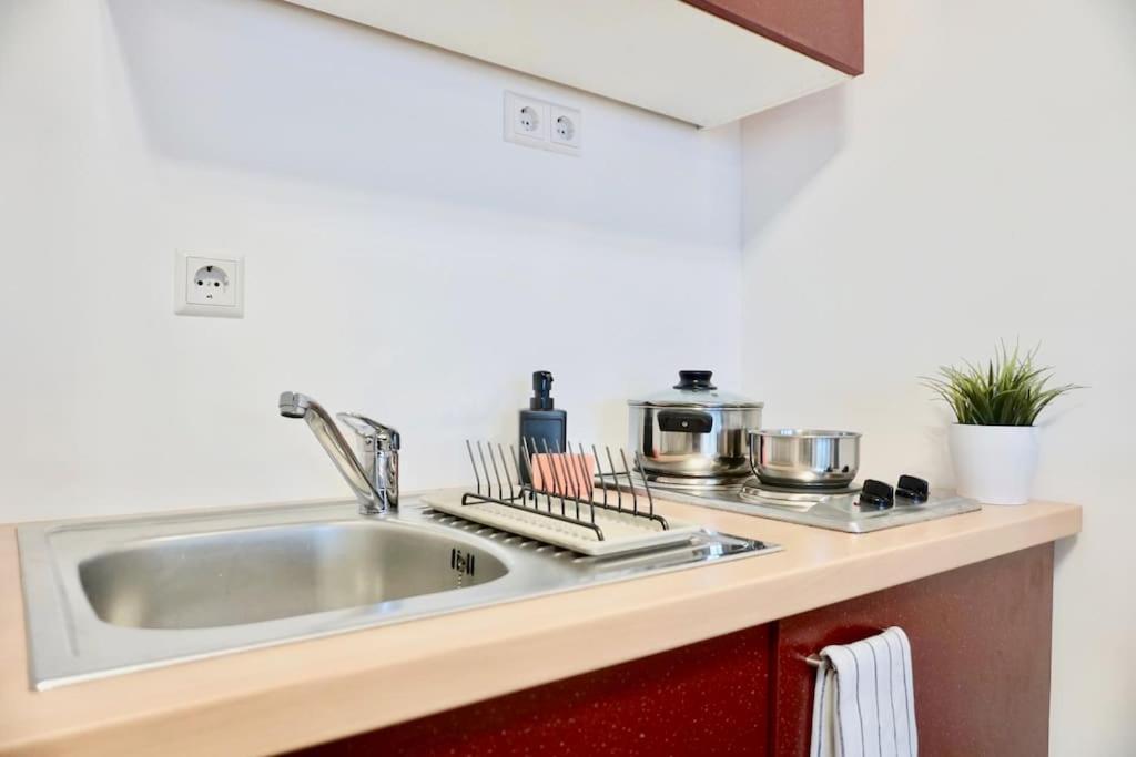 Neu Modernes Apartment In Top Lage, Free Parking Max 1,65M Hoehe Und 1,8M Breite Karlsruhe Exterior foto